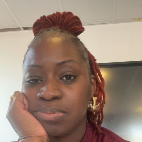 Naïmy, lectrice du guide
